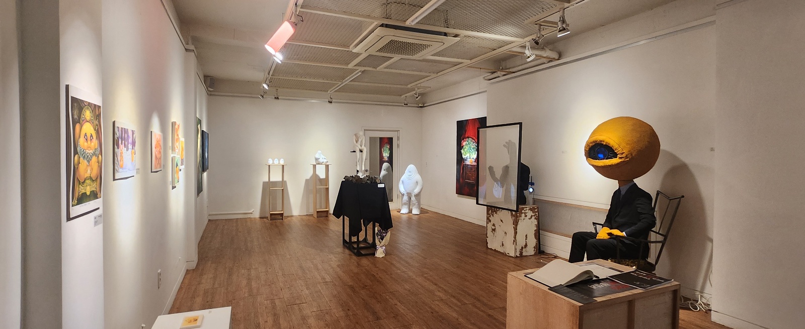 우리는 예술을 사랑하기에 현실과 외도 중이다.