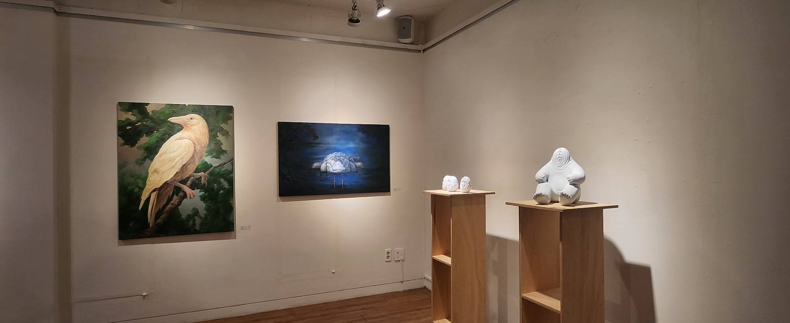 우리는 예술을 사랑하기에 현실과 외도 중이다.