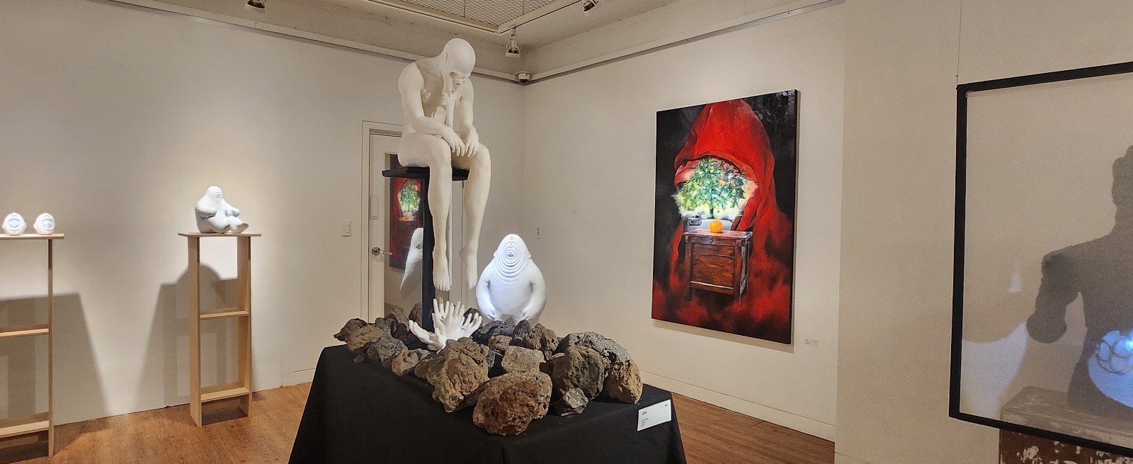 우리는 예술을 사랑하기에 현실과 외도 중이다.